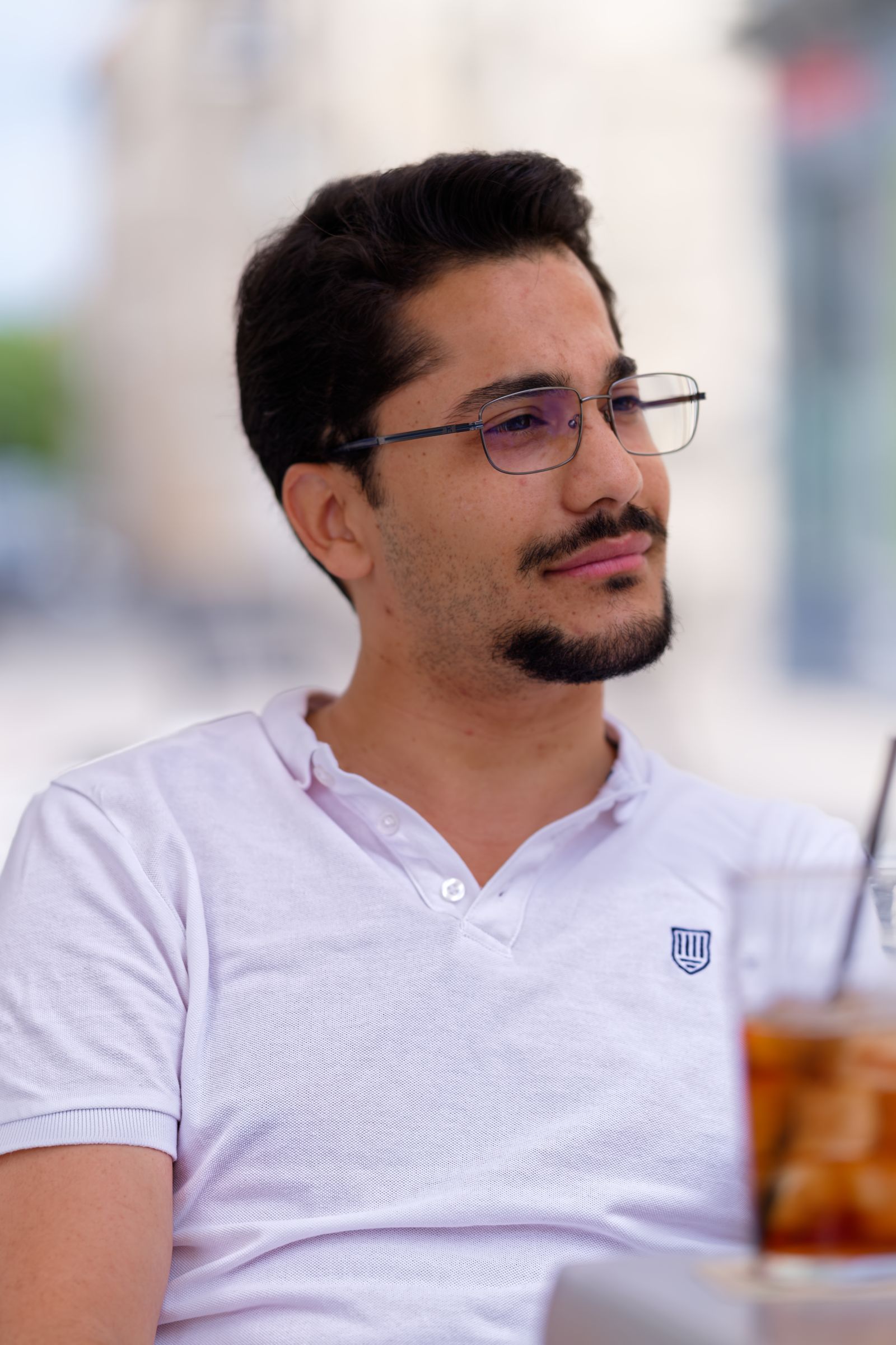 Un homme détendu savoure un instant dans un café en ville