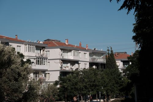 Free Contemporary apartments surrounded by greenery in İzmir, Türkiye, captured on a sunny day. Stock Photo