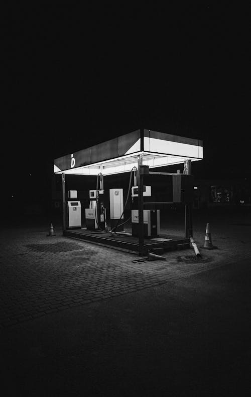 ガソリンスタンドのグレースケール写真