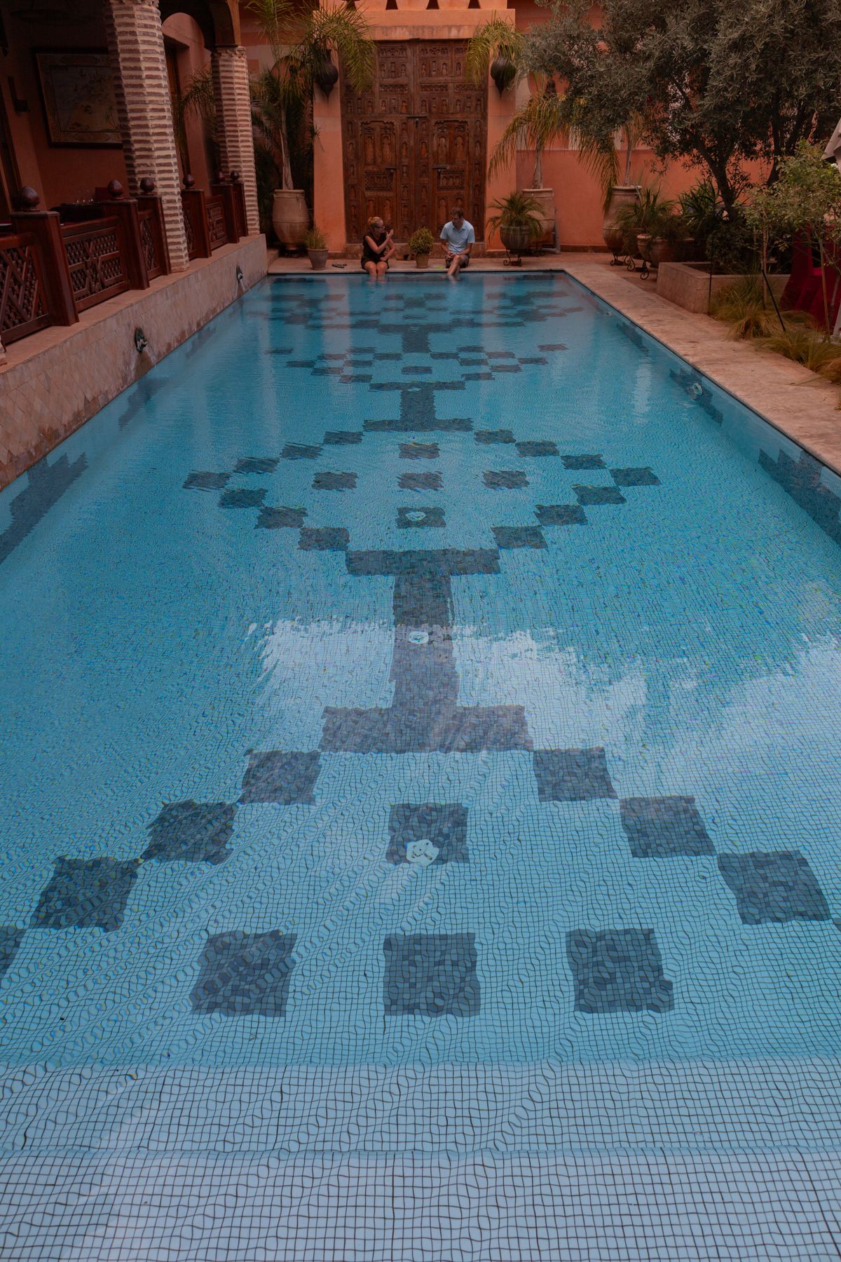 Unde te cazezi în Marrakech - Hivernage - piscină geometrică într-o curte de hotel de lux
