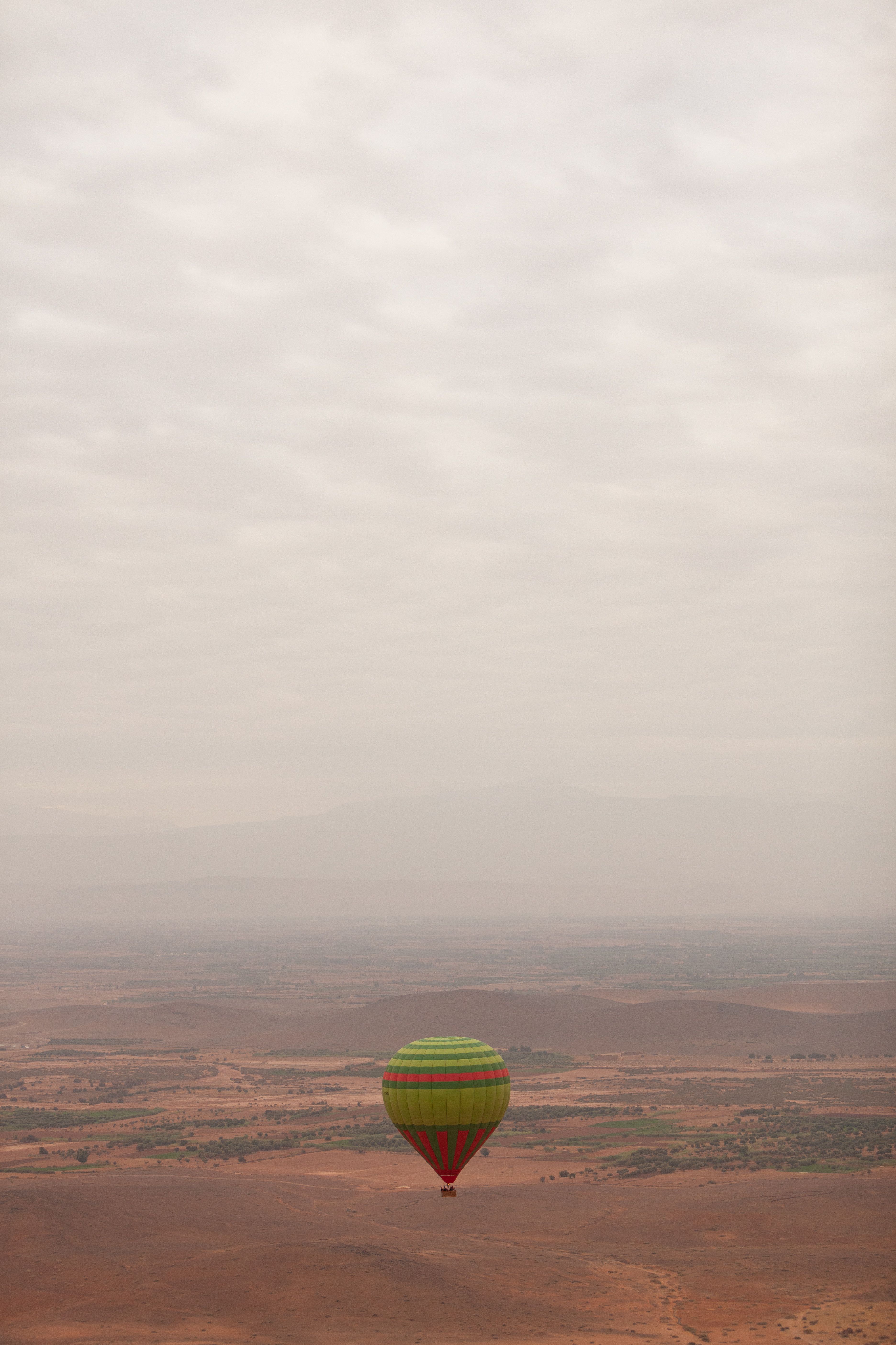 Vue aérienne d'une montgolfière au-dessus du désert près de Marrakech