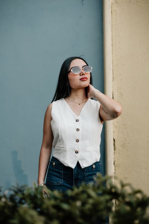 Free Confident young woman in sunglasses posing outdoors in Tlaxcala, Mexico. Stock Photo