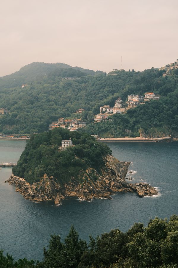 Coasta verde cu stânci lângă San Sebastián, Țara Bascilor
