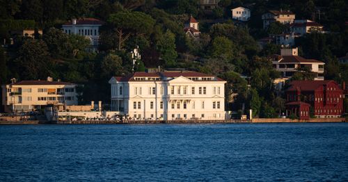 Free Picturesque view of a historic mansion along the Bosphorus in İstanbul, Türkiye, at sunset. Stock Photo