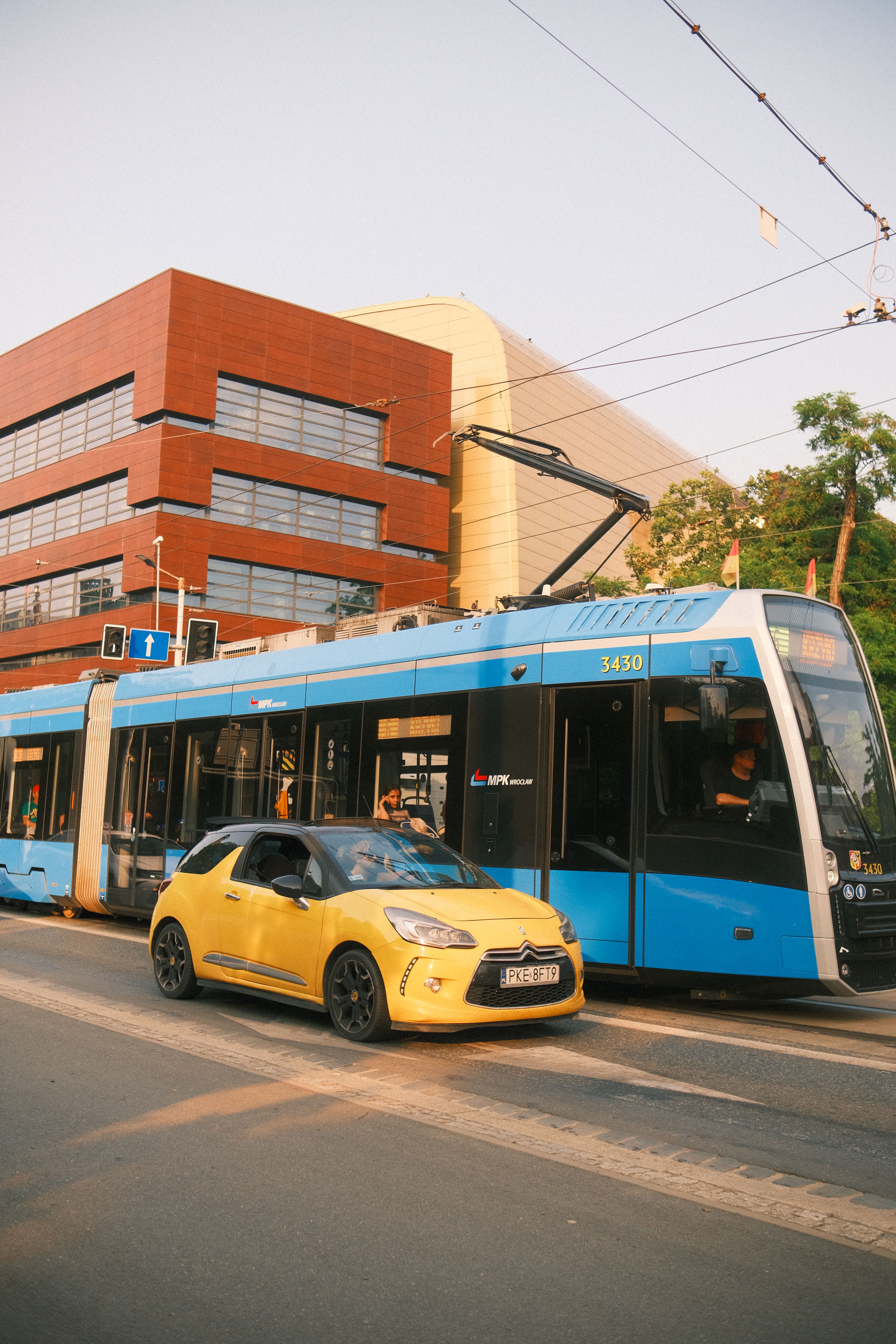 Kosten trein vs auto vergelijking op station en snelweg