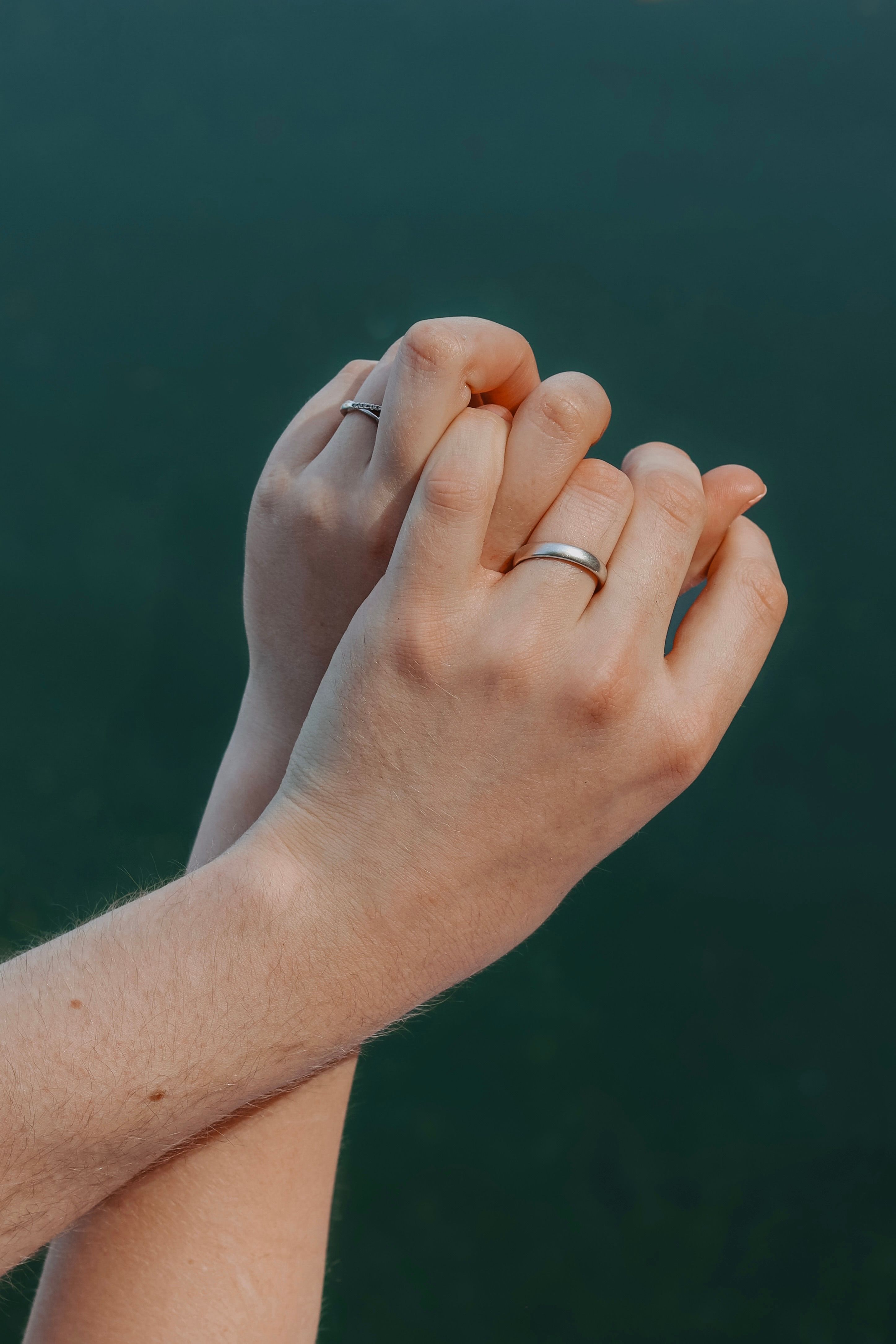 Online dating: starting a conversation on a niche platform