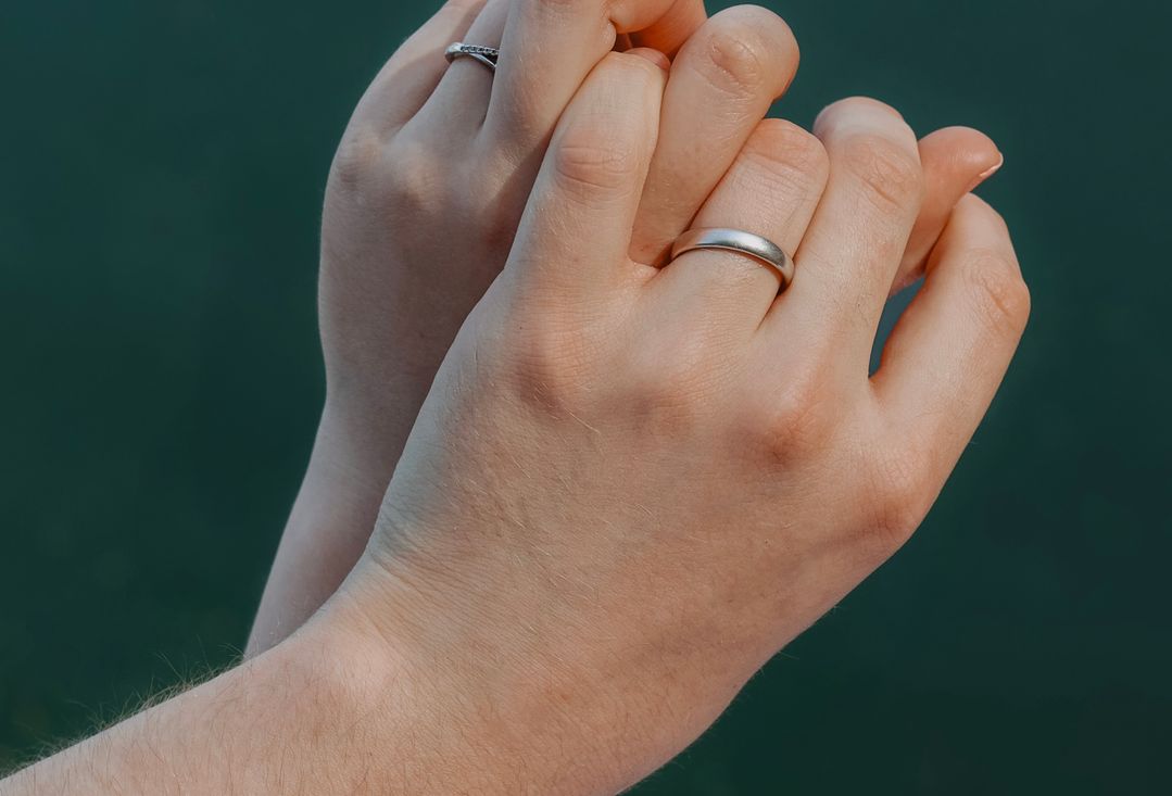 Online dating: starting a conversation on a niche platform
