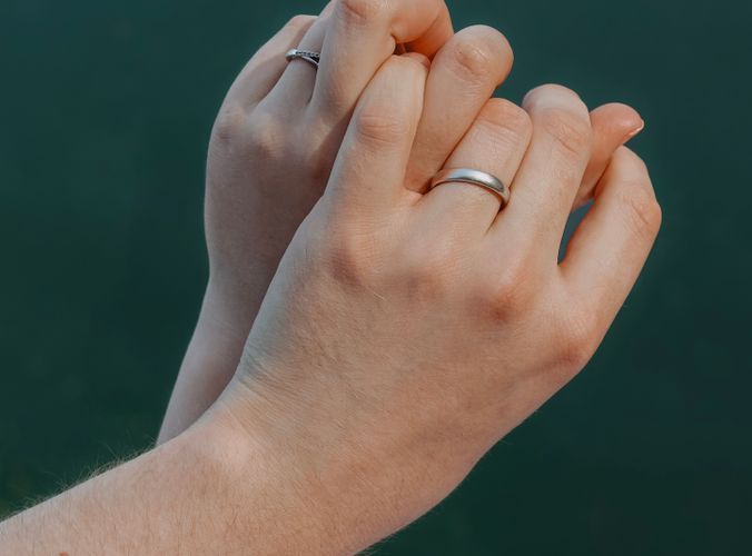 Online dating: starting a conversation on a niche platform