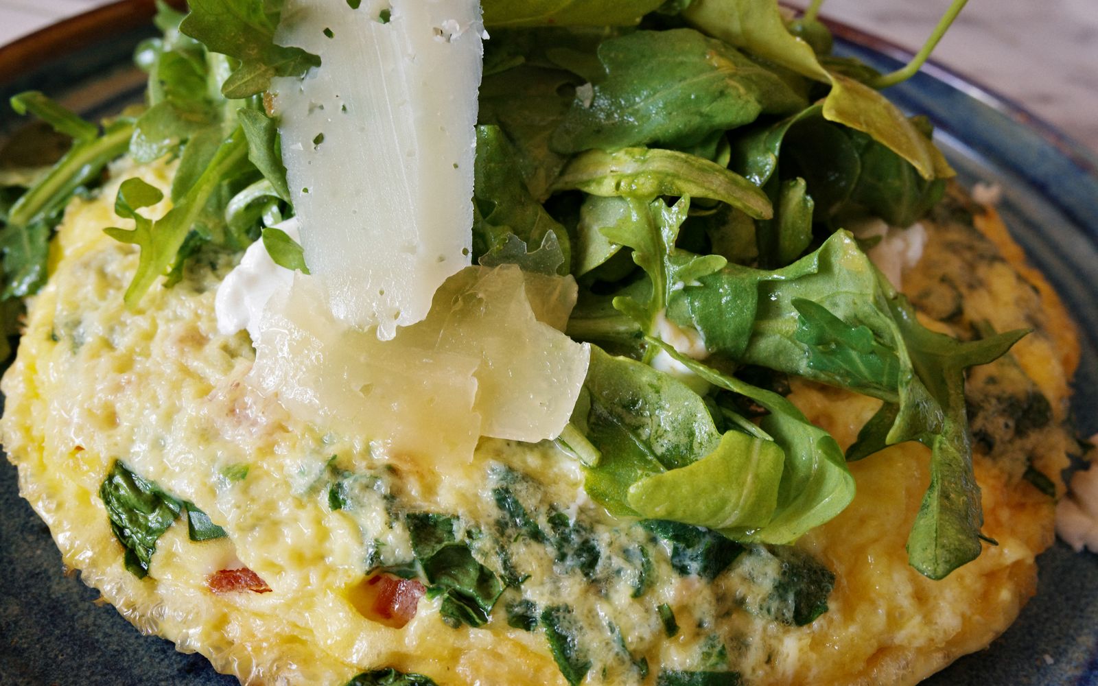Foto de Fritada de legumes e queijo com salada verde e pão