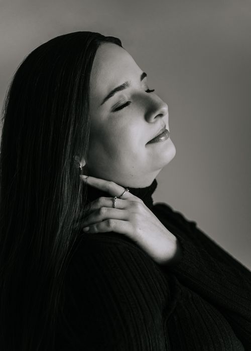 Free Elegant black and white portrait of a woman in reflective pose, exuding calmness and grace. Stock Photo