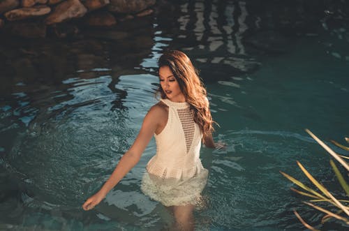 Free Gorgeous stylish woman standing in pond Stock Photo