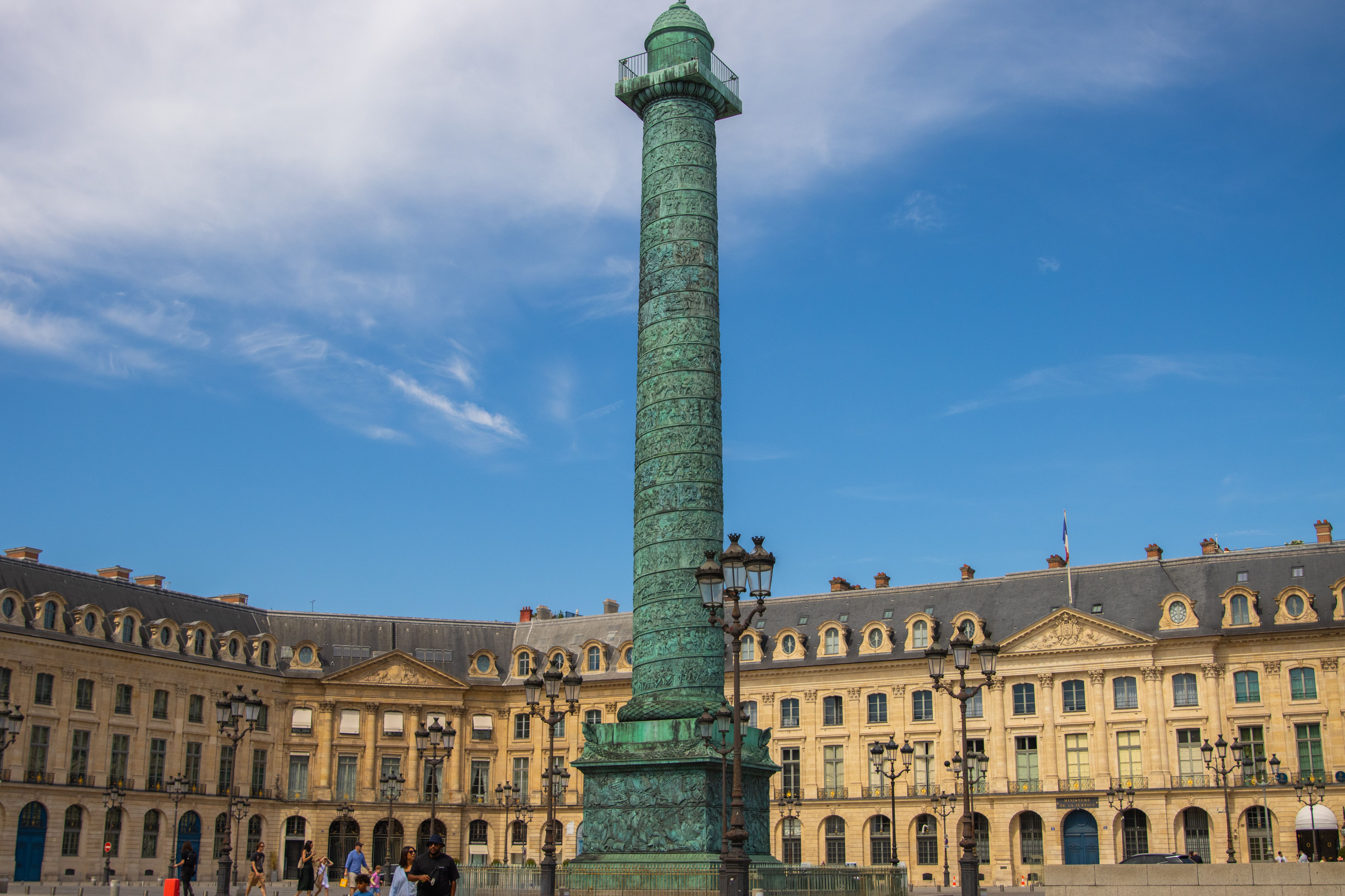 Explore the historic Vendôme Column at Place Vendôme, Paris, under a clear summer sky. — Marché Airbnb Paris 1er : demande touristique internationale et business