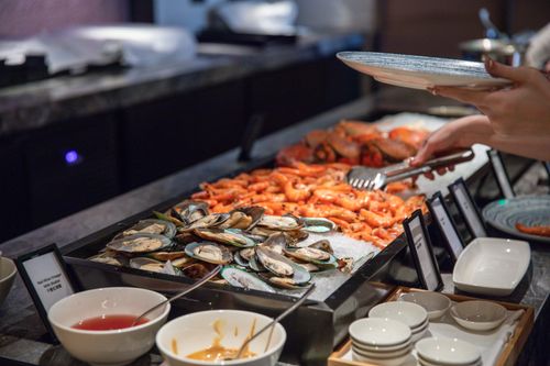 Free A tempting seafood buffet featuring fresh oysters and prawns, inviting diners to indulge. Stock Photo
