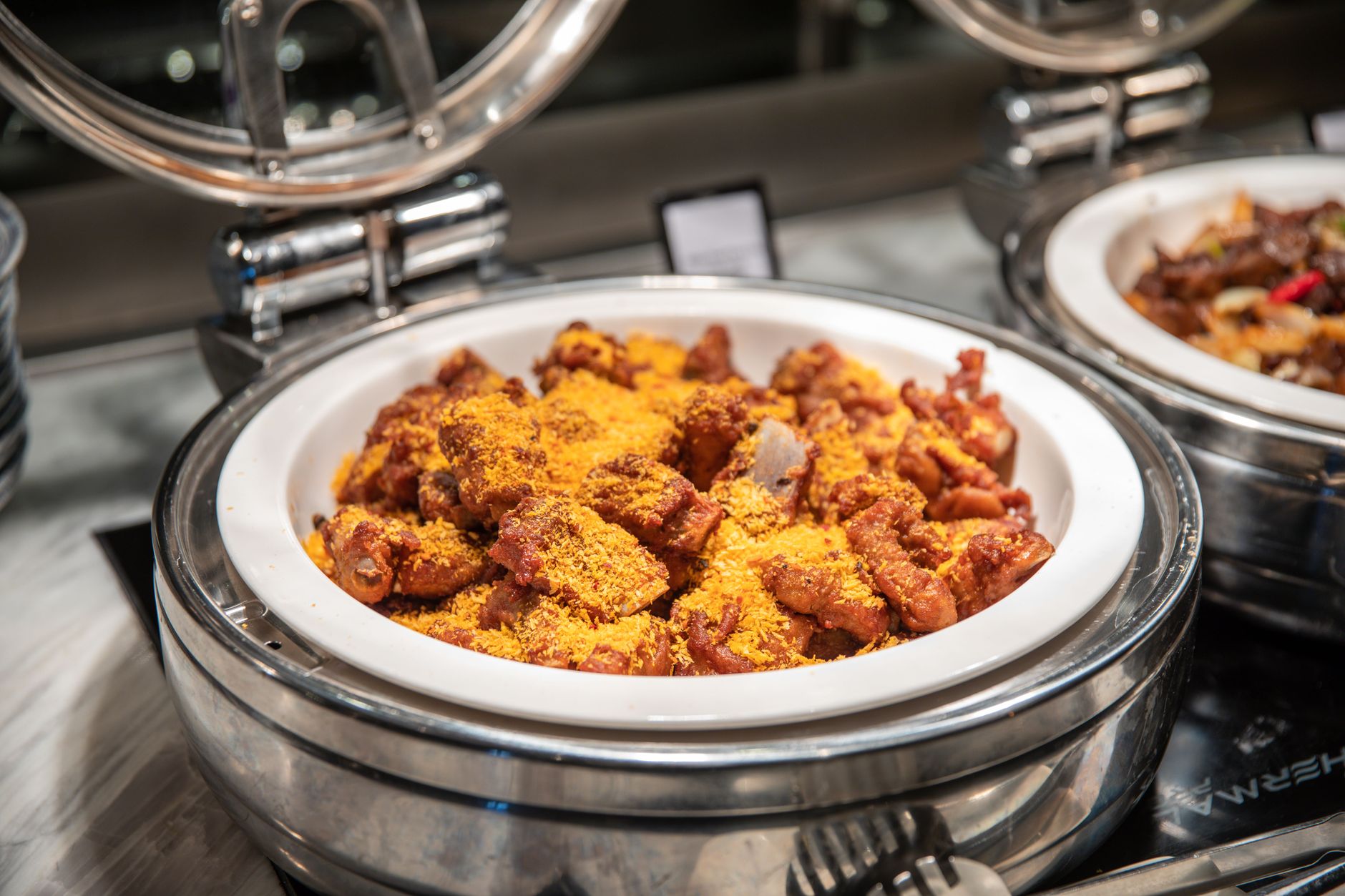 Standar Pelayanan dan Komitmen Jagarasa dalam Menyediakan Layanan catering Berkualitas 1 Close-up of a buffet tray filled with crispy fried chicken garnished with spices.