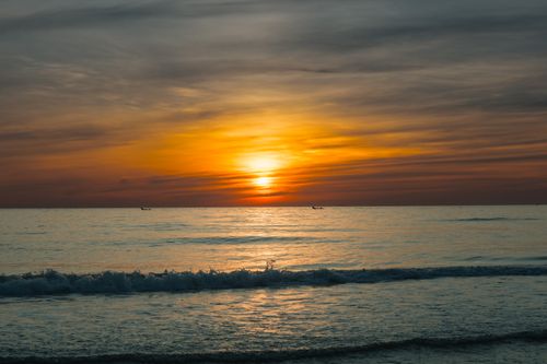 Free A breathtaking sunset view at Quảng Trị beach, Vietnam, capturing the serene ocean waves and vibrant sky. Stock Photo