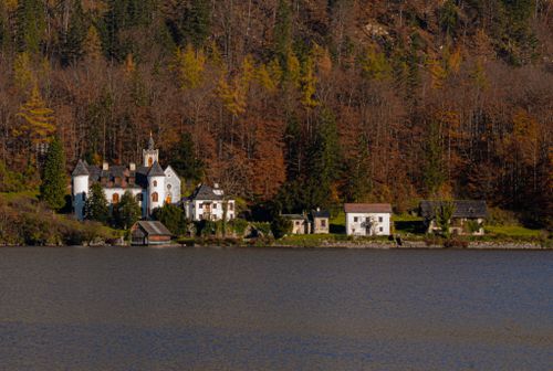 Free Charming buildings along the lake in Hallstatt, Upper Austria, surrounded by autumn foliage. Stock Photo
