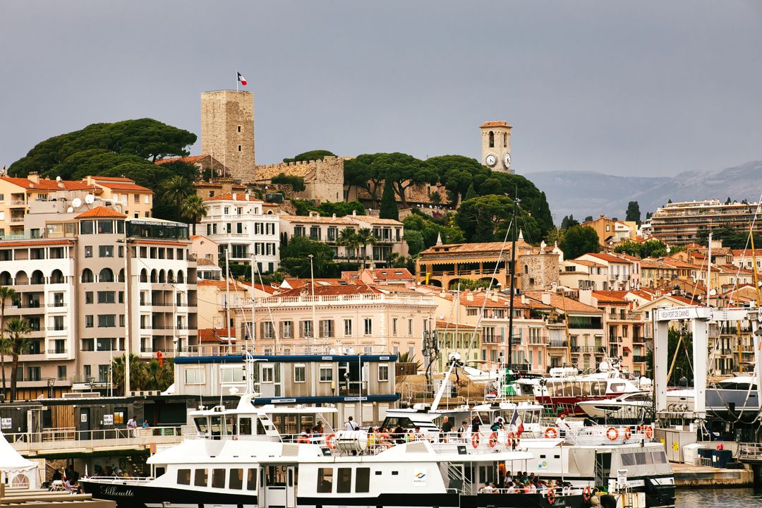 Le Suquet au-dessus du vieux port de Cannes, le donjon carré et la tour de l'horloge sur la colline