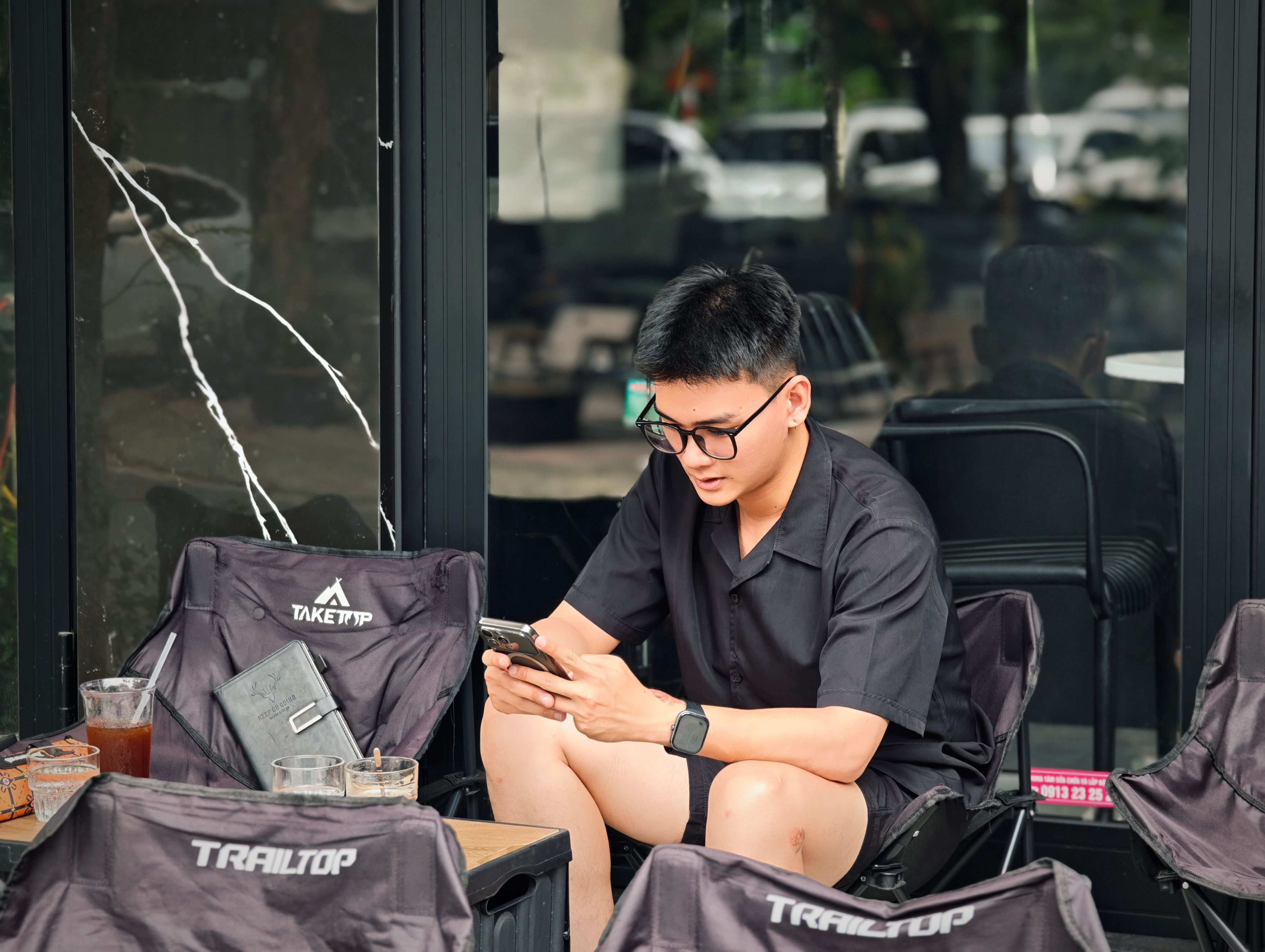 Bí Quyết Chọn và Phối Áo Sơ Mi Nam Đẳng Cấp: Từ Công Sở Đến Phố Phường