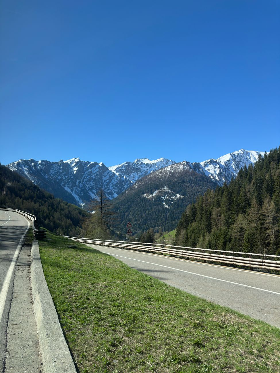 Berg & Straße in Szene gesetzt – Atemberaubendes Auto-Motiv