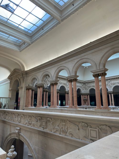 Free Neoclassical architecture with arches and columns in a grand hall, bathed in natural light. Stock Photo