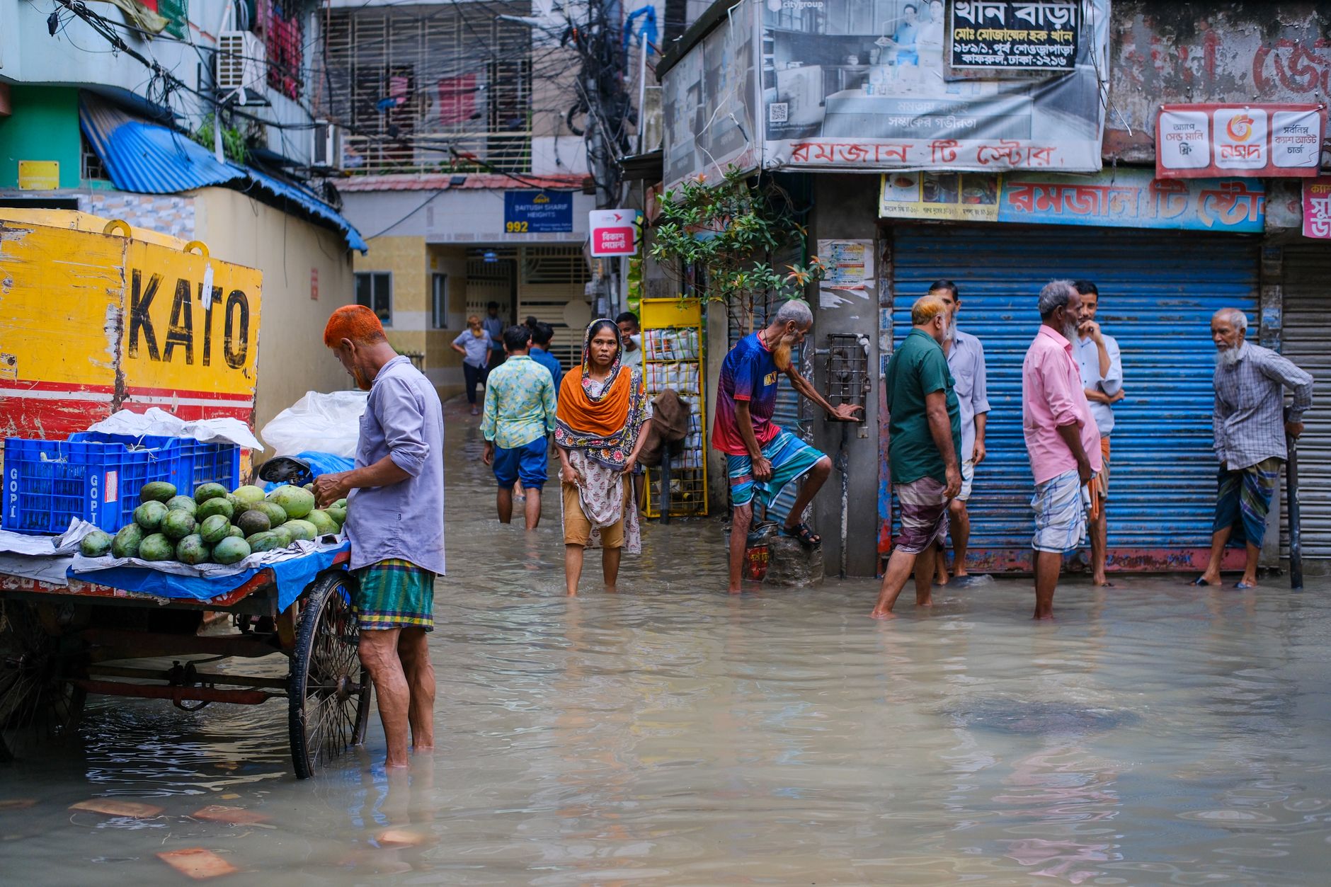 Nepal'de dev dalga selinden kaçan insanların güvenlik kamerası görüntüsü