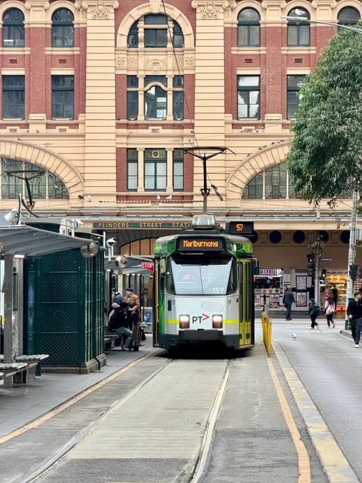 Trem di depan Flinders Street Station, Melbourne