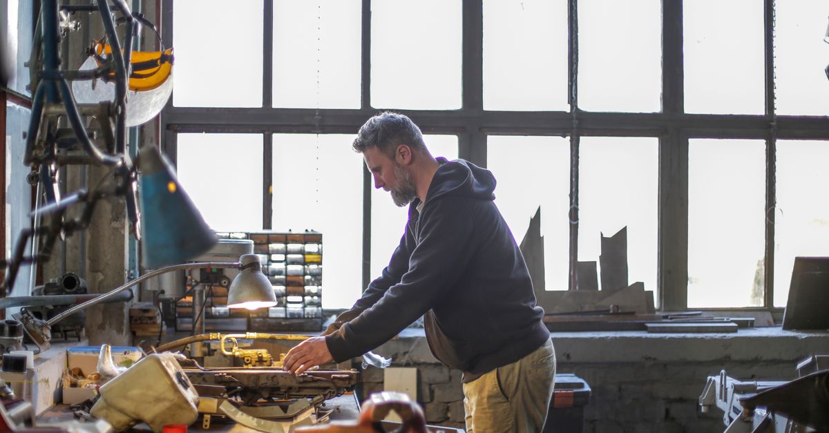 Postes de travail réglables : comment optimiser l’ergonomie pour votre bien-être au bureau