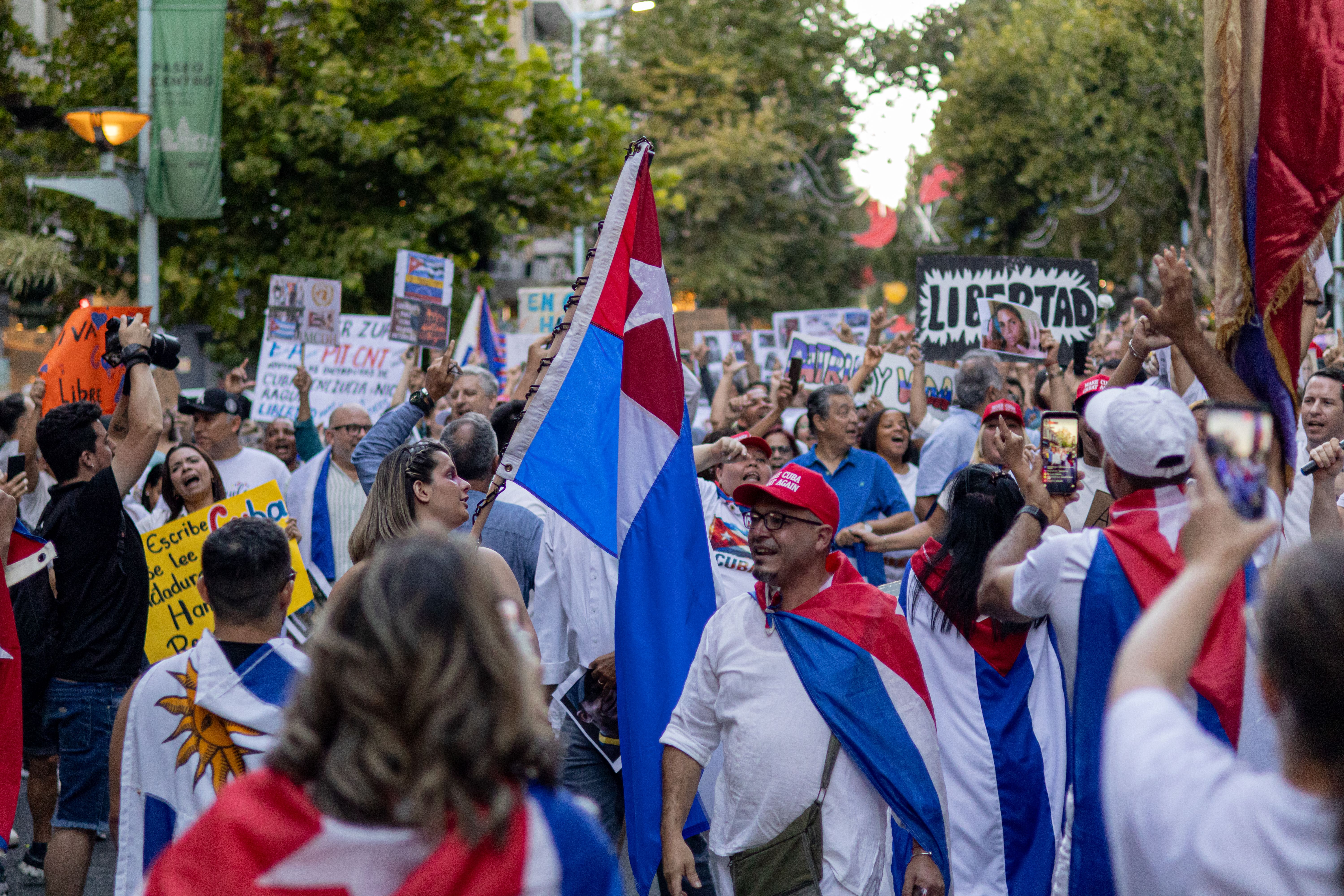 Artista cubano dissidente chega a Miami após 5 anos preso e aceita exílio