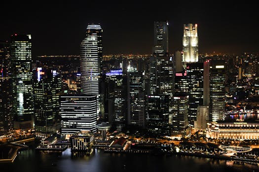 夜晚，灯火通明的摩天大楼倒映在河面上，勾勒出城市天际线的壮丽景色