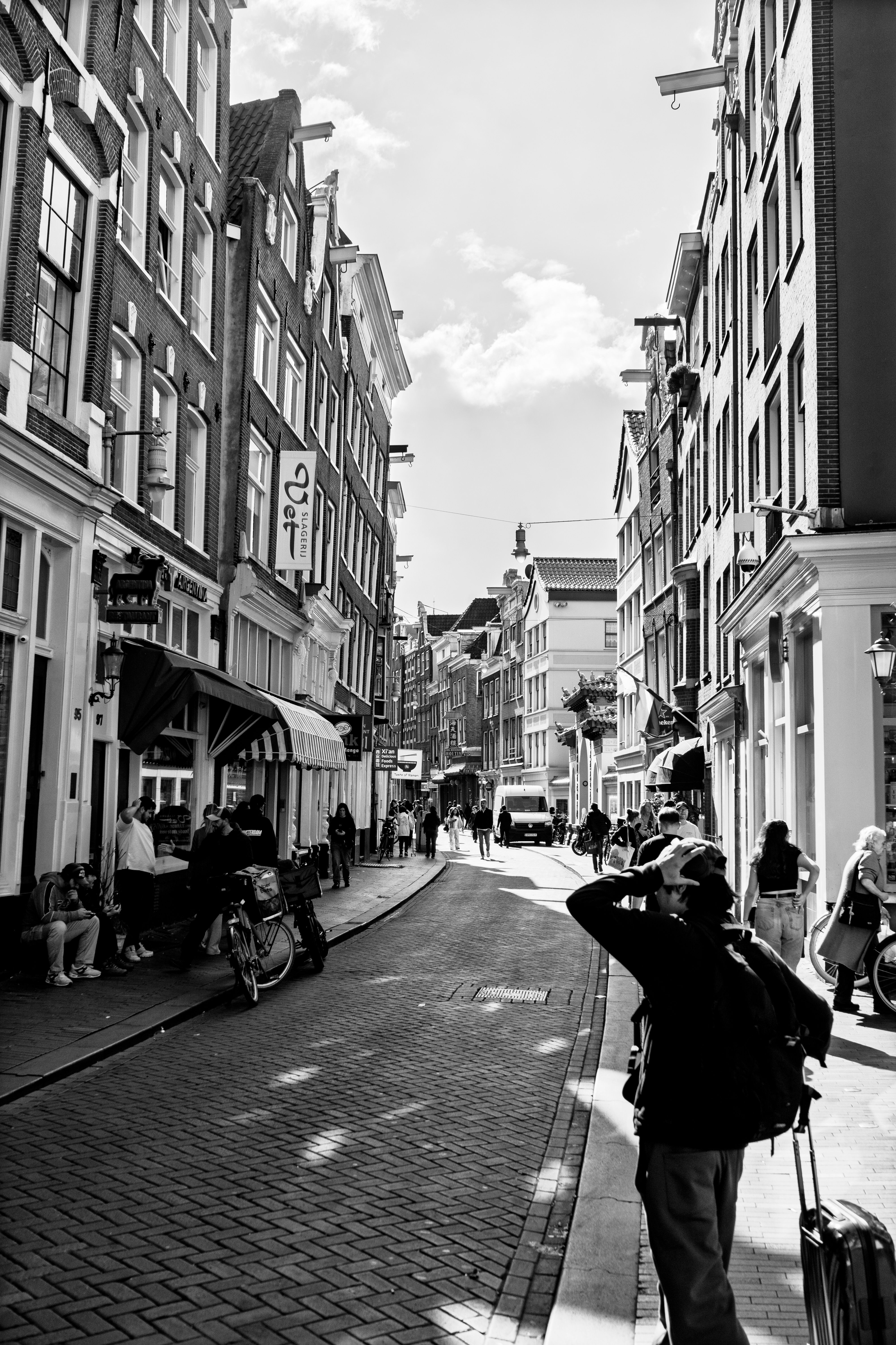 Fotomural Vista en blanco y negro de una calle de Ámsterdam con arquitectura clásica holandesa.
