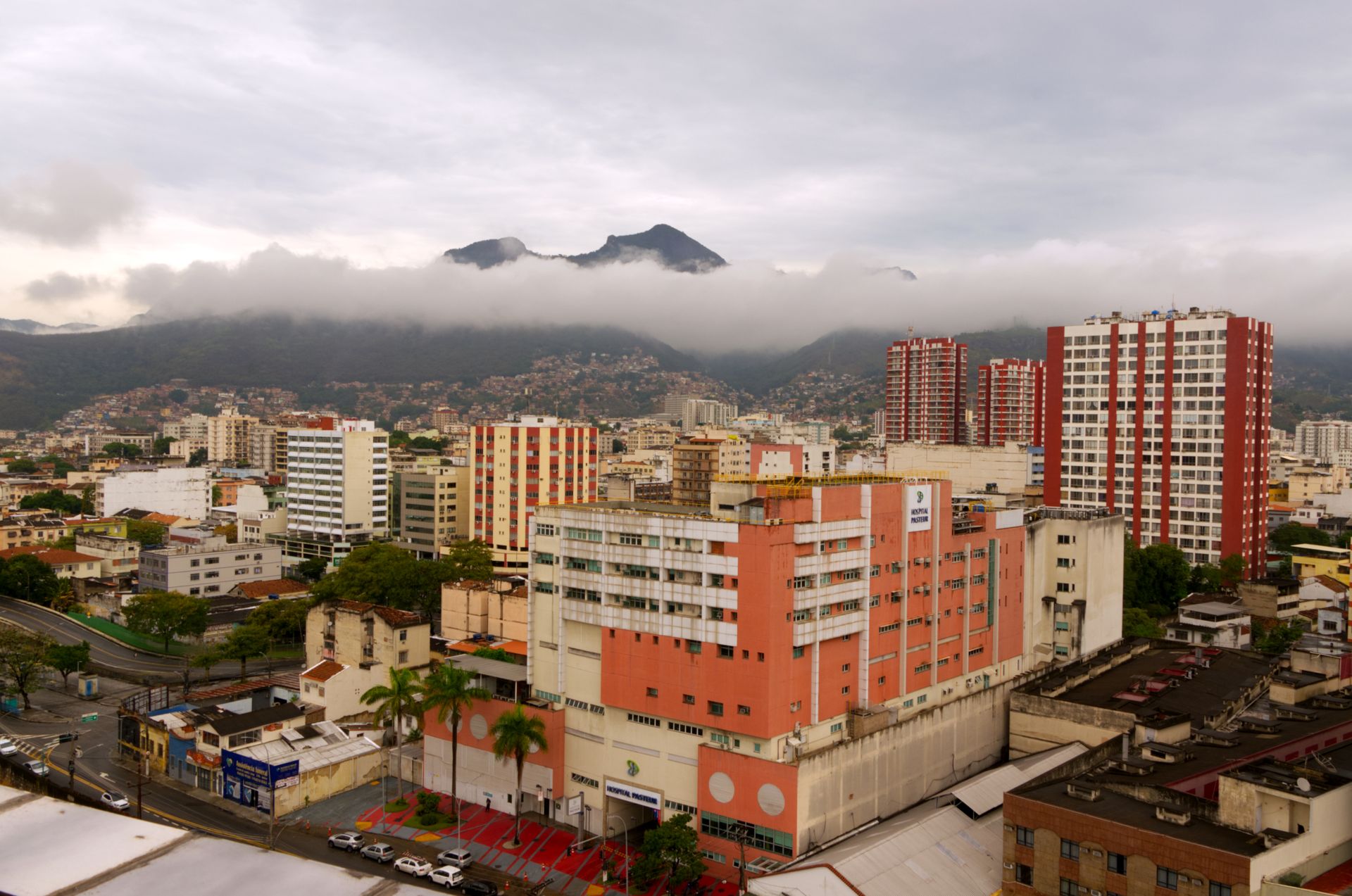 Panorámica de Caracas bajo un cielo nublado