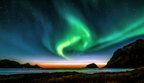 Free Grüne Aurora Lichter über Dem Berg Während Der Nachtzeit Stock Photo