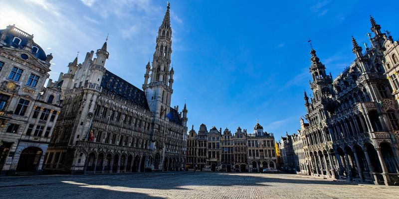 La Grand Place de Bruselas bajo un cielo azul