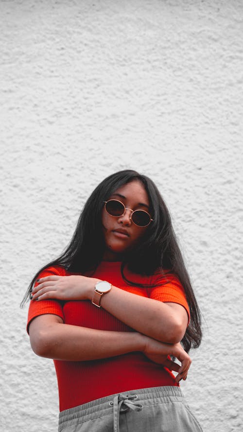 Frau Im Orangefarbenen T Shirt Mit Schwarzer Sonnenbrille