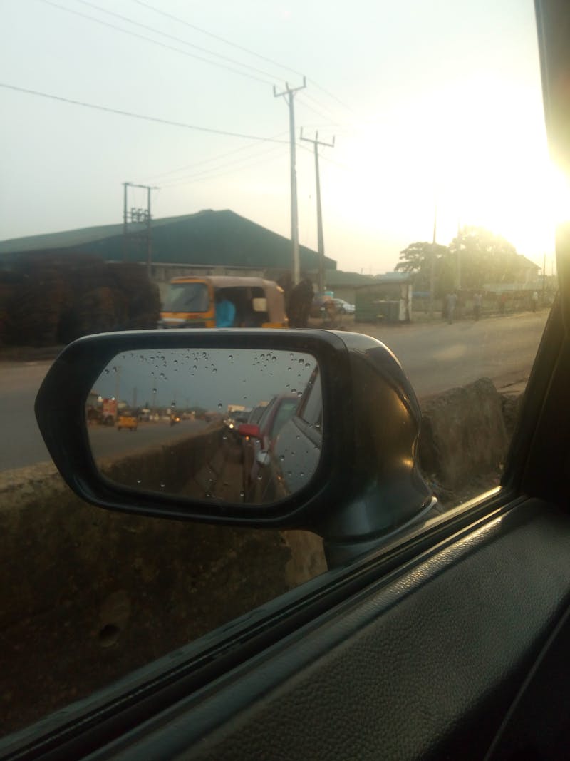 安全管理人员在化工装置现场检查安全标识和操作卡片