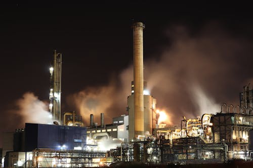 Bruin En Wit Fabrieksgebouw Tijdens De Nacht