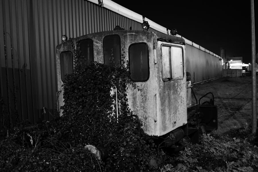 化工装置控制室内工程师对照规程操作