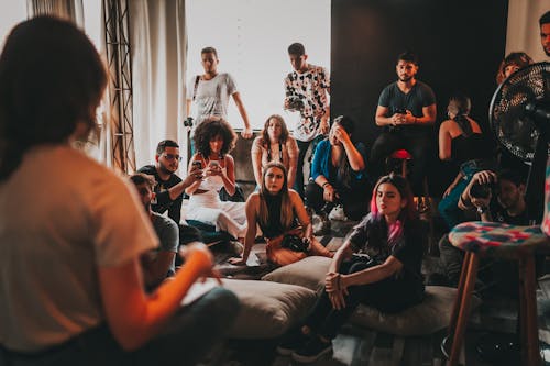 Groep Multi Etnische Mensen Die Zich Rond Vrouwelijke Spreker In Studio Verzamelen