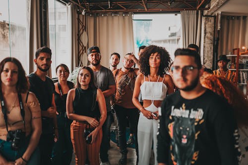 Diverses Personnes Fréquentant Une Classe De Maître En Studio