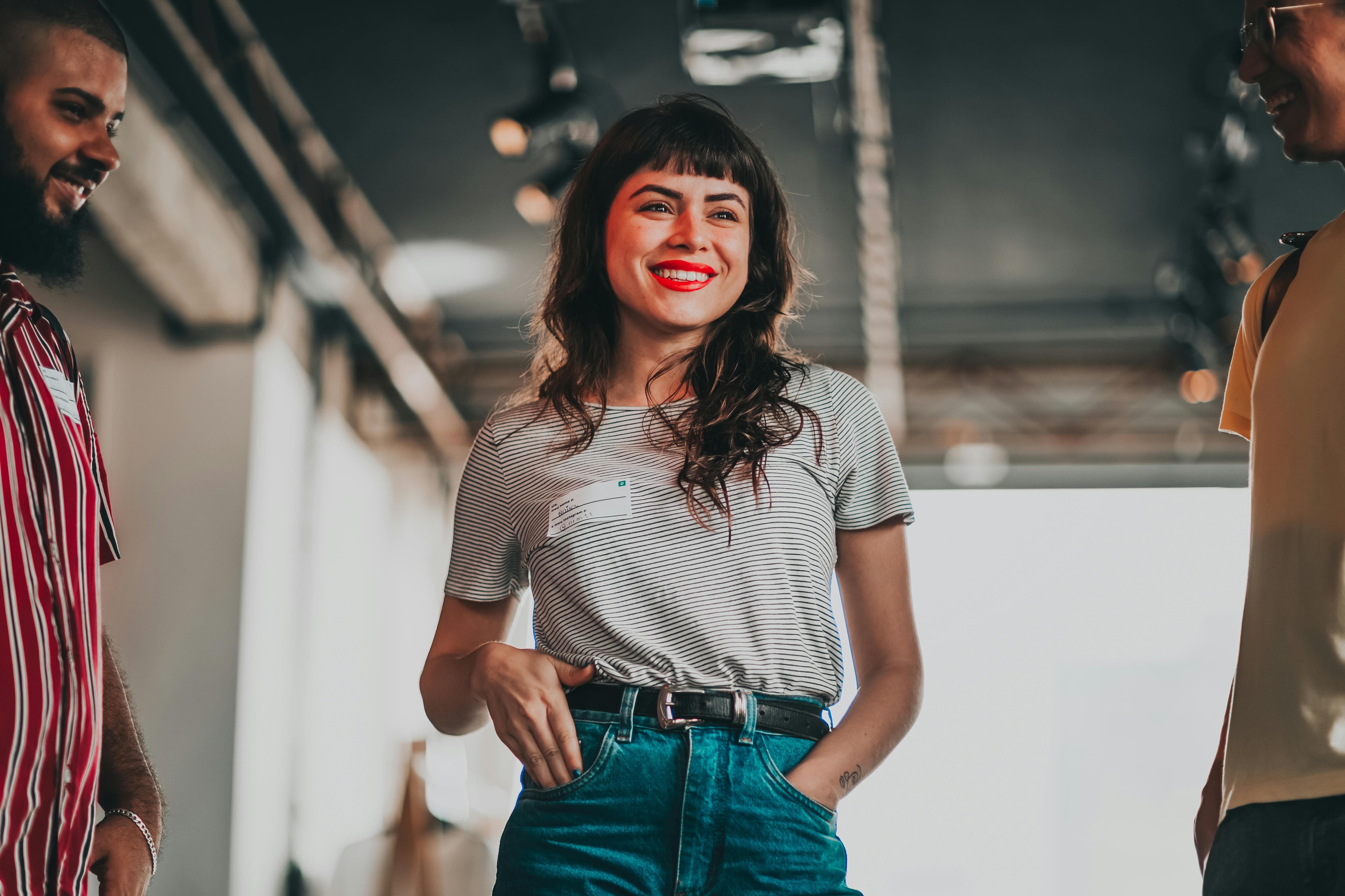 Un groupe de participants engagés interagissant activement lors d'un atelier ou d'une session de collaboration durant un événement professionnel.