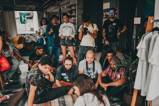 一群创意摄影师在室内工作室里召开合作会议