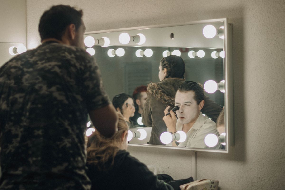 Préparation maquillage et coiffure en backstage avant une production