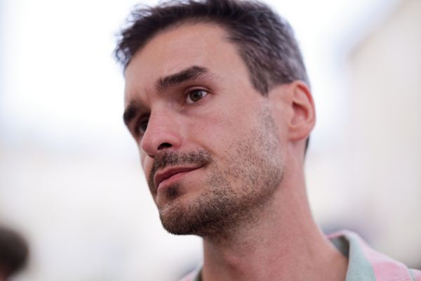 Gros plan sur un homme au regard pensif, arrière-plan flou