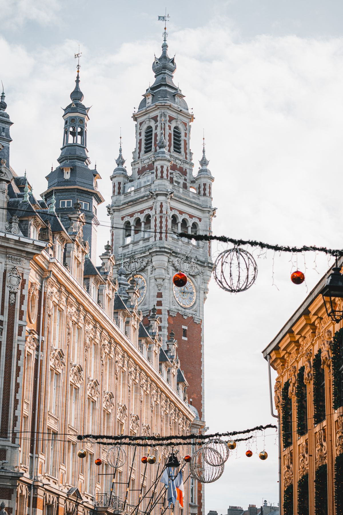 Décorations de Noël et beffroi illuminé à Lille