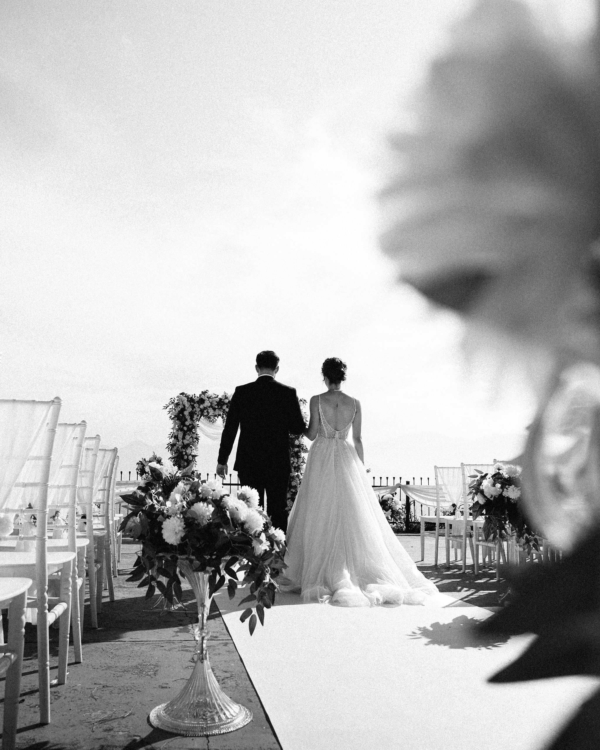 Elegant black and white photo of a couple at an outdoor wedding ceremony in Antalya.