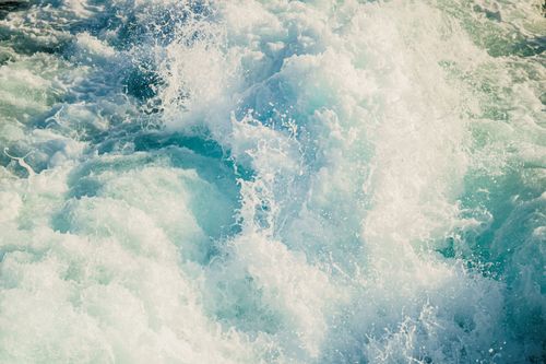 Free Vivid close-up of ocean waves crashing with dynamic energy and foam. Stock Photo