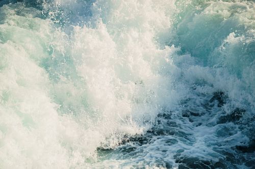 Free Powerful ocean waves crashing onto the shore, capturing the energy and beauty of nature. Stock Photo