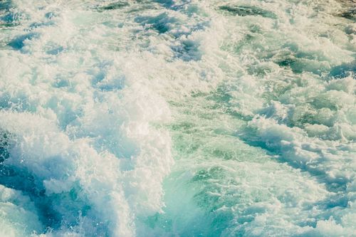 Free Dynamic capture of ocean waves crashing with white and turquoise hues. Stock Photo