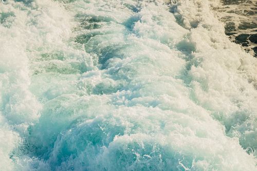 Free Captivating ocean waves with frothy foam in natural sunlight, showcasing dynamic sea motion. Stock Photo