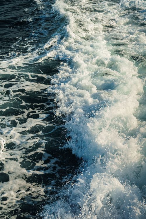 Free Vibrant and powerful ocean waves crashing energetically, capturing the beautiful natural movement of water. Stock Photo